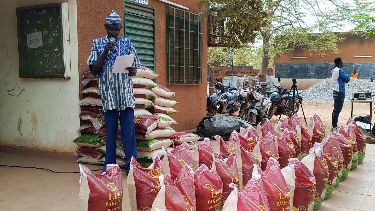 Burkina Faso/Solidarité communautaire : 75 sacs de riz pour soutenir les élèves du Lycée Song-Taaba